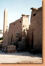 Eingang mit 2 Kolossalstatuen des Ramses II. und einem Obelisk